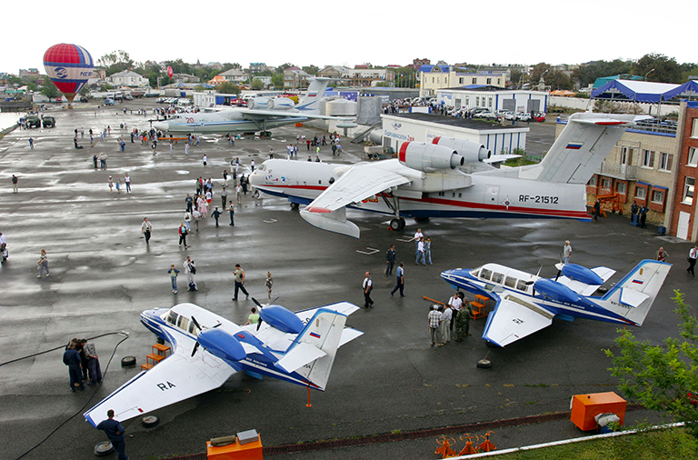 На фот: самолеты-амфибии Бе-200 и Бе-103 (слева направо на первом плане), А-40 (на втором плане) и А-42 (на третьем плане) на шестой международной выставке "Гидроавиасалон-2006" в Геленджике