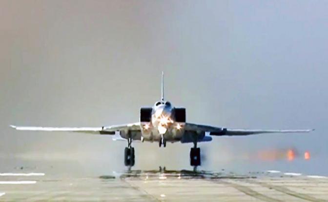 На фото: самолет Ту-22М3