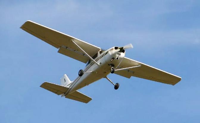 На фото:  самолет Cessna C-172