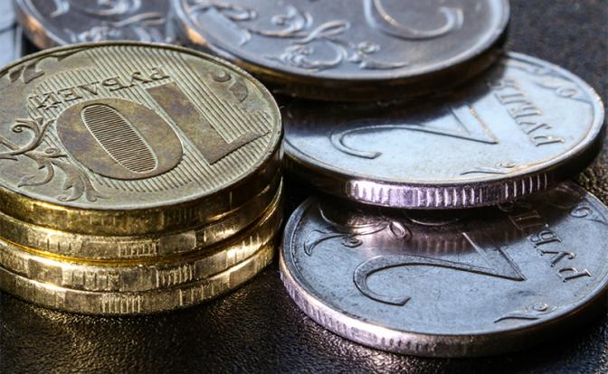 Эксперт рассказал, как нужно продавать рубль