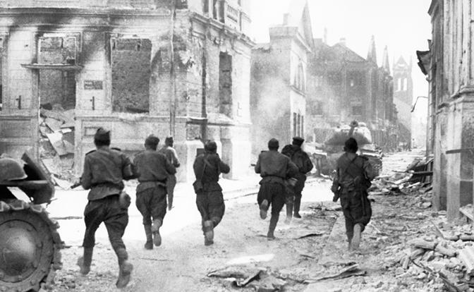 На фото: Латвийская ССР. Елгава. 31 июля 1944 г. Автоматчики 1-го Прибалтийского фронта во время освобождения города от немецко-фашистских захватчиков.