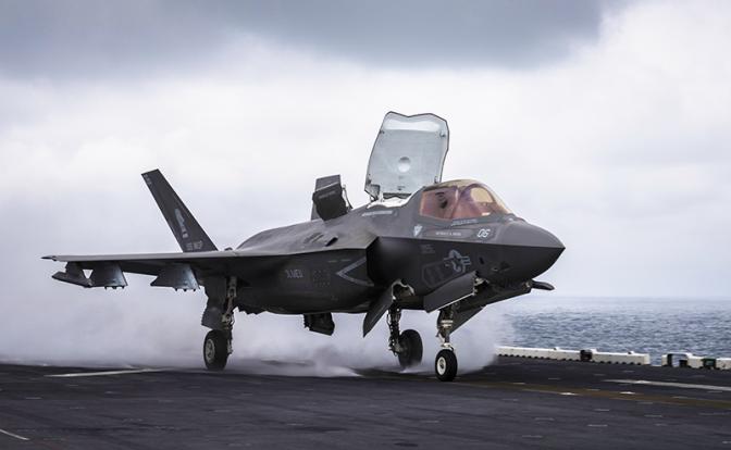 На фото: истребитель F-35B