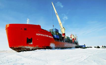 На фото: транспортировка грузов по Северному морскому пути