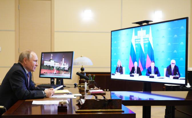 На фото: президент России Владимир Путин во время церемонии подписания соглашения между общероссийскими объединениями профсоюзов, работодателей и правительством РФ на 2021-2023 гг.