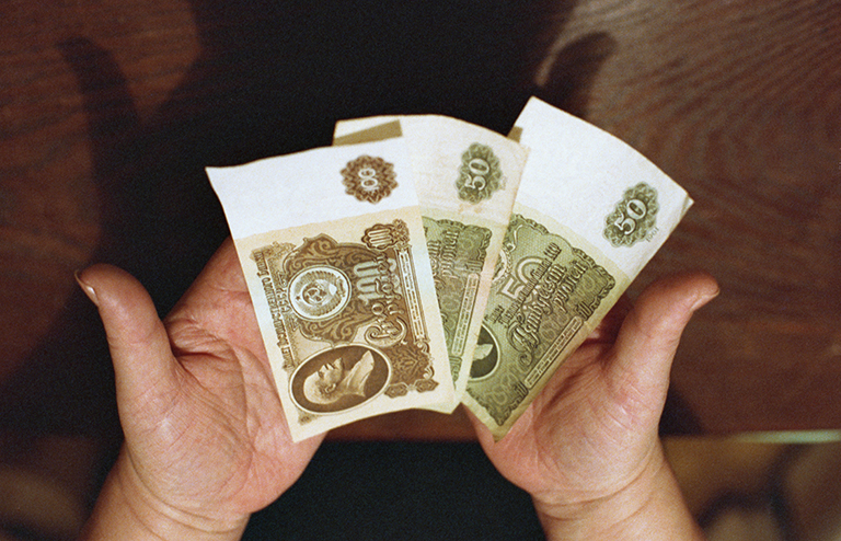 На фото: прекращении приема к платежу денежных купюр достоинством 50 и 100 рублей