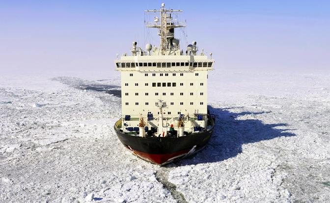 На фото: транспортировка грузов по Северному морскому пути