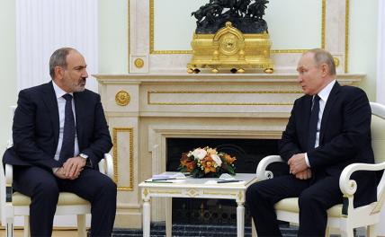 На фото: президент России Владимир Путин и премьер-министр Армении Никол Пашинян (справа налево) во время встречи в Кремле