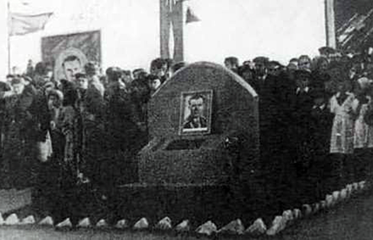 Какую награду получил гагарин сразу после приземления. Приземление Гагарина 1961. Яма на месте гибели Юрия Гагарина. Памятный камень на месте гибели Юрия Гагарина.