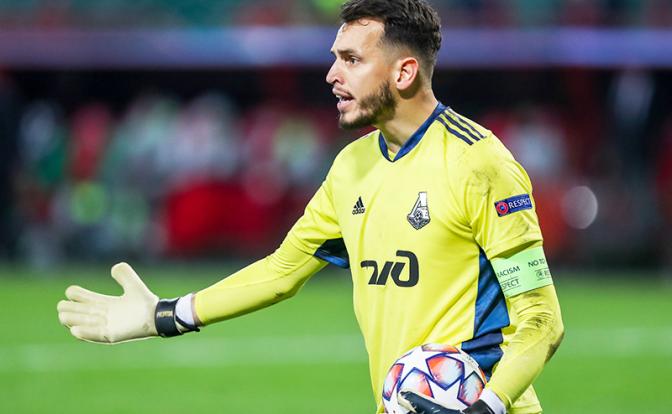 На фото: вратарь "Локомотива" Маринато Гильерме