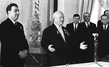 На фото: первый секретарь ЦК КПСС Никита Сергеевич Хрущев (второй слева), удостоенный ордена Ленина и звания Героя Советского Союза, во время церемонии награждения по случаю своего 70-летия, 1964 год