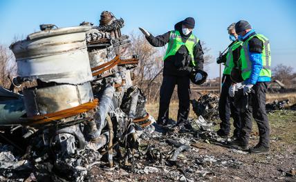 На фото: следователи из Нидерландов во время осмотра обломков пассажирского самолета "Малайзийских авиалиний" Boeing 777