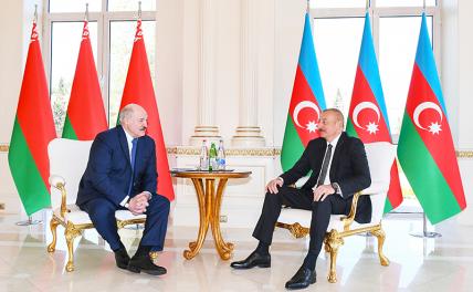 На фото: президент Белоруссии Александр Лукашенко и президент Азербайджана Ильхам Алиев (слева направо) во время встречи.