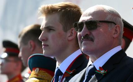 На фото: президент Белоруссии Александр Лукашенко (в центре) и его сын Николай (слева)