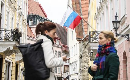 На фото: флаг РФ на здании посольства России в Таллине
