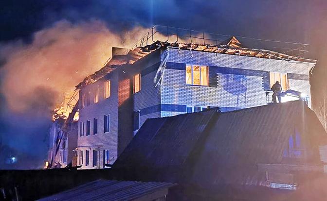 На фото: пожар в жилом доме в селе Маргуша, где произошел взрыв газа.
