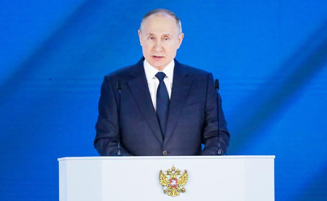 На фото: президент РФ Владимир Путин во время выступления с ежегодным посланием Федеральному Собранию РФ в ЦВЗ "Манеж".