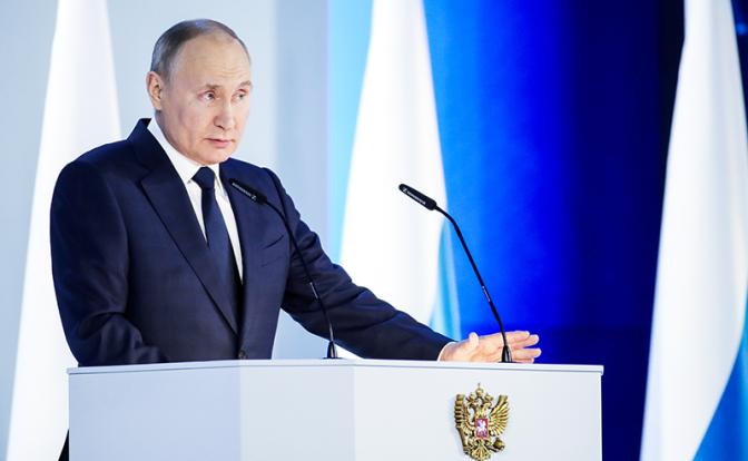 На фото: президент РФ Владимир Путин во время выступления с ежегодным посланием Федеральному Собранию РФ в ЦВЗ "Манеж"