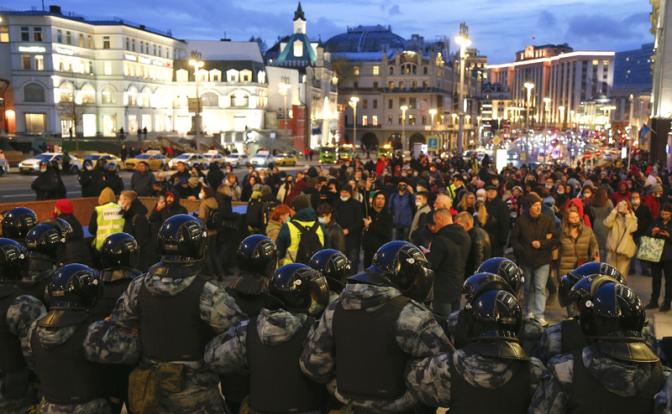 На фото: во время несанкционированной акции в поддержку Алексея Навального в Москве
