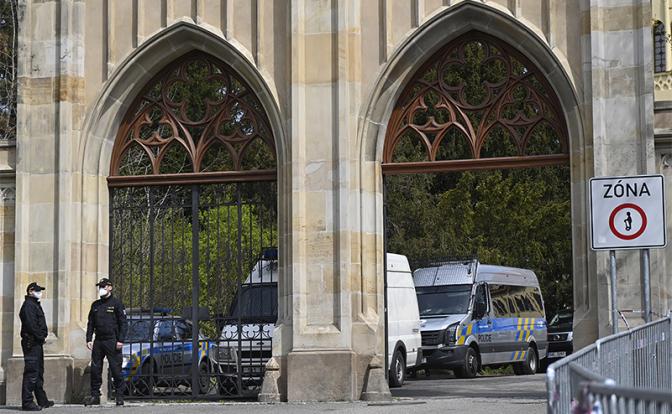 На фото: патруль чешской полиции перед Посольством Российской Федерации в Праге