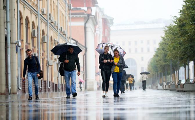 Москвичам пообещали рекордные осадки в выходные