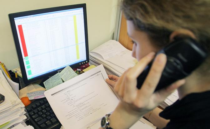 На фото: сотрудник коллекторского агентства во время работы