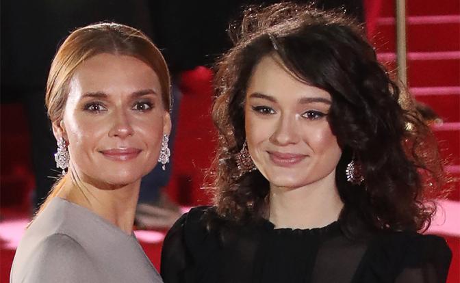 На фото: актриса Любовь Толкалина и ее дочь Мария Кончаловская (слева направо)