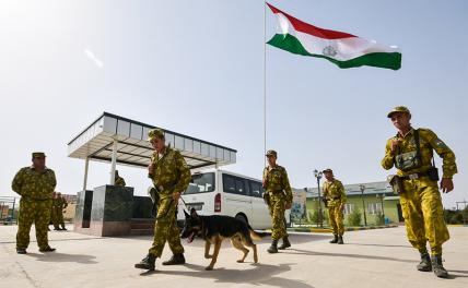 На фото: военнослужащие пограничного отряда перед патрулированием таджикской границы