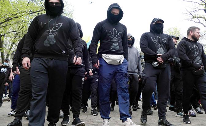 На фото: украинские националисты во время согласованного "Марша защитников Одессы" в день седьмой годовщины трагедии в Доме профсоюзов.