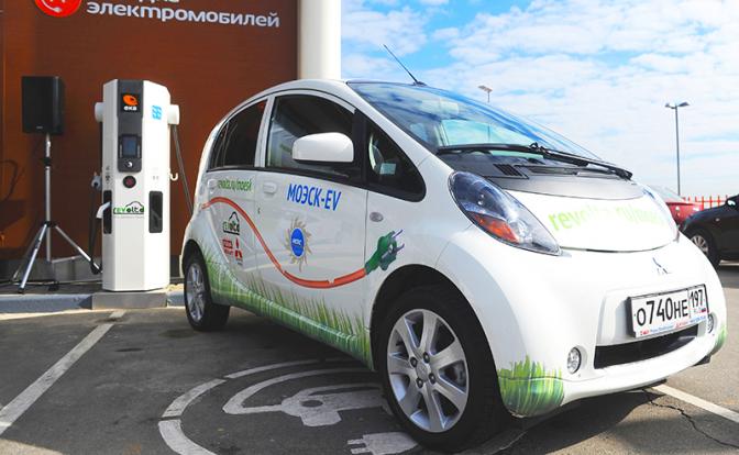 На фото: зарядка электромобиля через станцию быстрой зарядки электротранспорта, установленную на одной из автозаправок Москвы