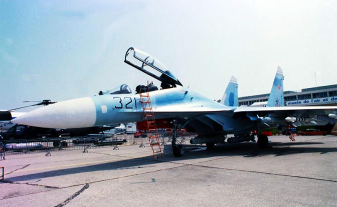 На фото: многоцелевой истребитель Су-35