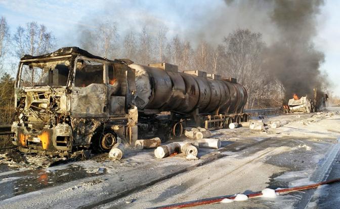 Три грузовика загорелись после ДТП в Екатеринбурге