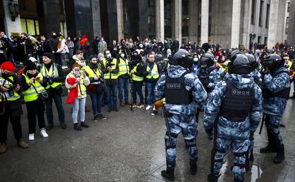 На фото: сотрудники правоохранительных органов и представители СМИ во время несанкционированной акции сторонников Навального в Москве