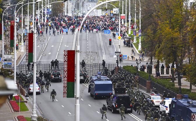 На фото: полиция Минска блокирует улицы города во время очередной демонстрации против результатов президентских выборов