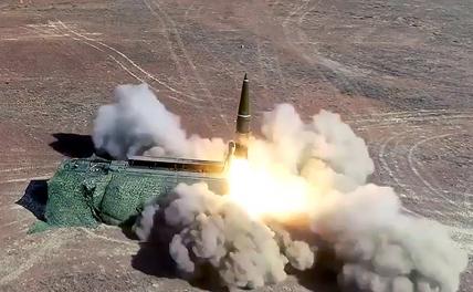 На фото: пуск ракеты оперативно-тактического ракетного комплекса (ОТРК) "Искандер-М"