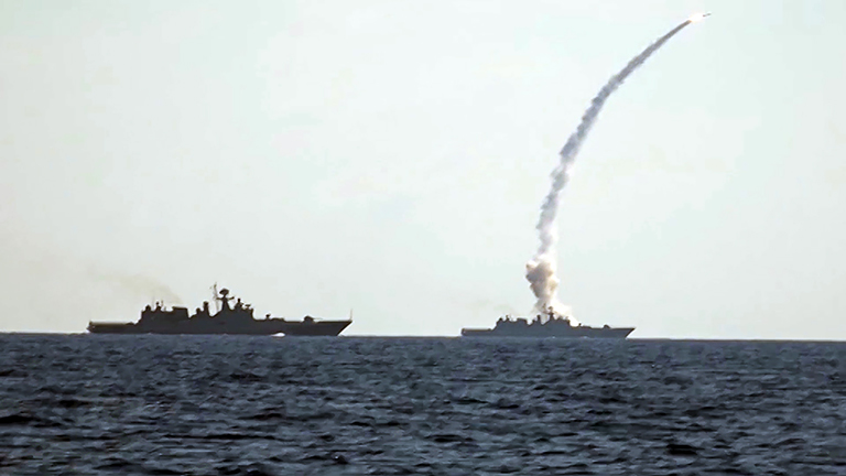 На фото: во время пуска крылатых ракет "Калибр" с фрегатов "Адмирал Эссен", "Адмирал Григорович" ВМФ России в Средиземном море