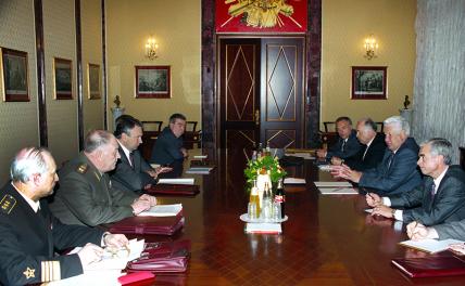 На фото: президент РФ Борис Ельцин, председатель Правительства РФ Виктор Черномырдин, ряд силовых министров и Главнокомандующий ВМФ Феликс Громов во время совещания по поводу взаимоотношений России с Украиной, в том числе о судьбе Черноморского Флота