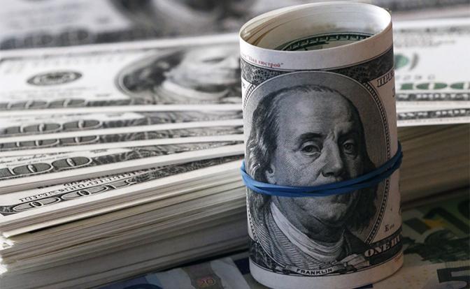 Курс доллара идет вниз вместе с нефтью