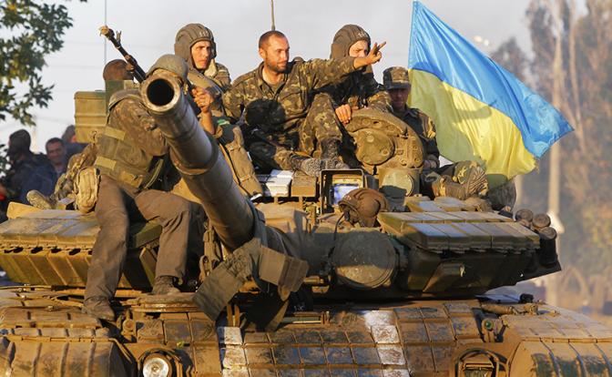 На фото: украинские военные в Мариуполе.