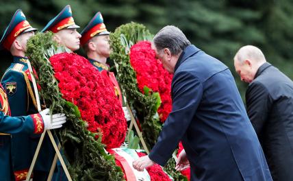 На фото: президент России Владимир Путин и президент Таджикистана Эмомали Рахмон (справа налево на первом плане) на церемонии возложения цветов к Могиле Неизвестного Солдата в Александровском саду в 76-ю годовщину Победы в Великой Отечественной войне.