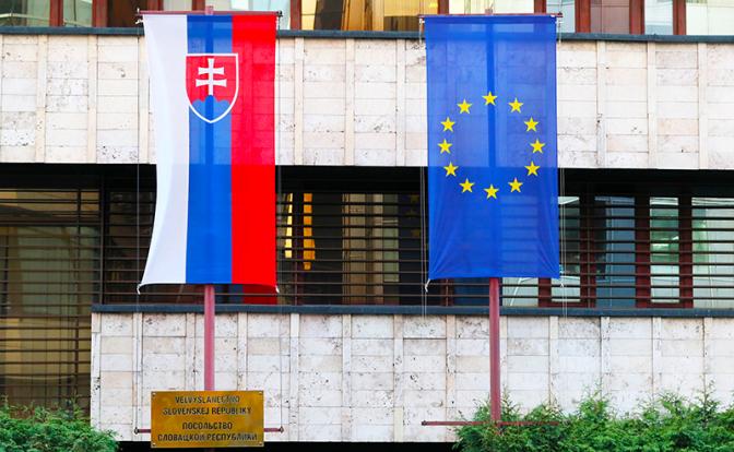 На фото: флаги на здании посольства Словакии на улице Юлиуса Фучика.