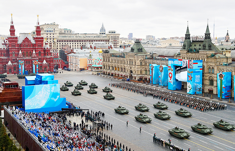 На фото: основные боевые танки (ОБТ) Т-80БВМ во время парада, посвященного 76-й годовщине Победы в Великой Отечественной войне, на Красной площади. 