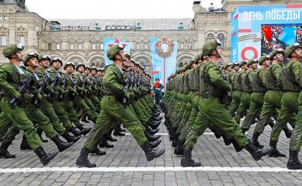 На фото: военнослужащие парадных расчетов во время парада во время парада, посвященного 76-й годовщине Победы в Великой Отечественной войне, на Красной площади.