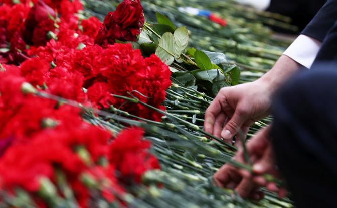 Представители КПРФ возложили венки к Могиле Неизвестного солдата в Москве