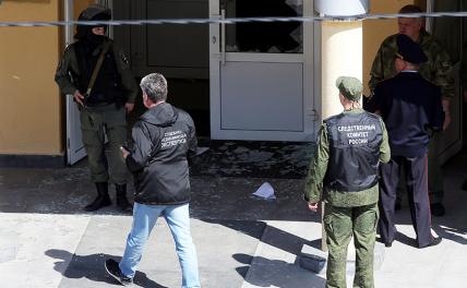 На фото: сотрудники судмедэкспертизы и следственного комитета РФ у школы № 175, где произошла стрельба.