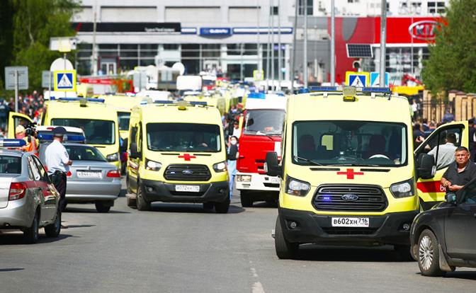 На фото: автомобили скорой помощи у школы № 175, где произошла стрельба.