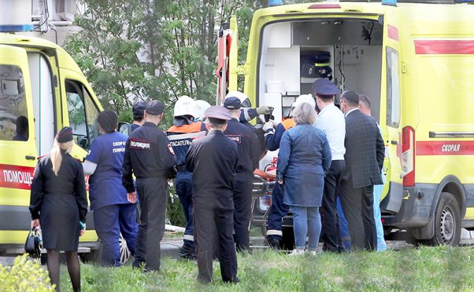 На фото: погрузка в машину скорой помощи тел школьников, погибших при стрельбе в школе № 175