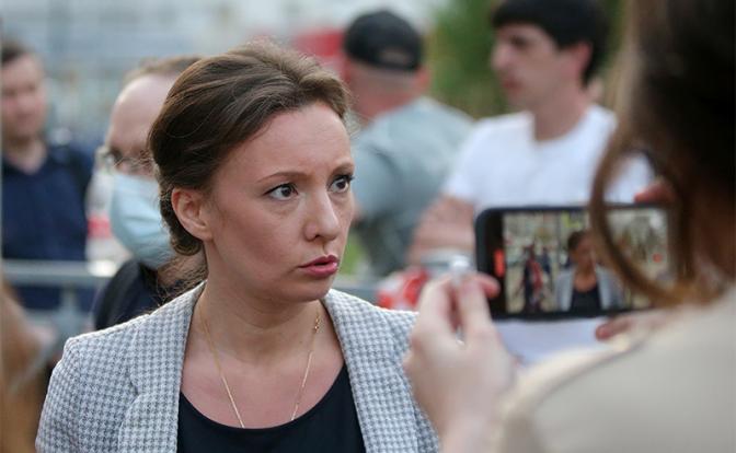 На фото: уполномоченный при президенте РФ по правам ребенка Анна Кузнецова у школы № 175, где в результате стрельбы погибли по меньшей мере 9 человек.