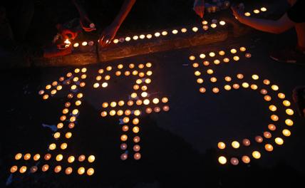 На фото: число 175, выложенное из свечей, у школы № 175, где в результате стрельбы погибли люди