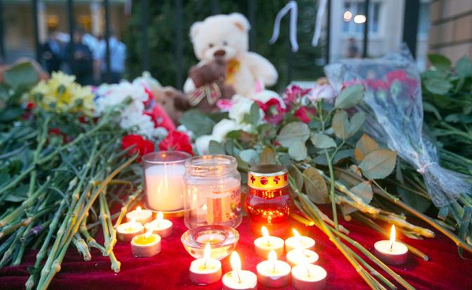 На фото: стихийный мемориал у гимназии № 175, где в результате стрельбы погибли люди.