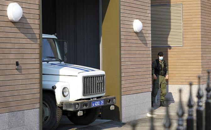 На фото: автозак в гараже Советского районного суда, где проходит избрание меры пресечения Ильназу Галявиеву, устроившему стрельбу в школе № 175.